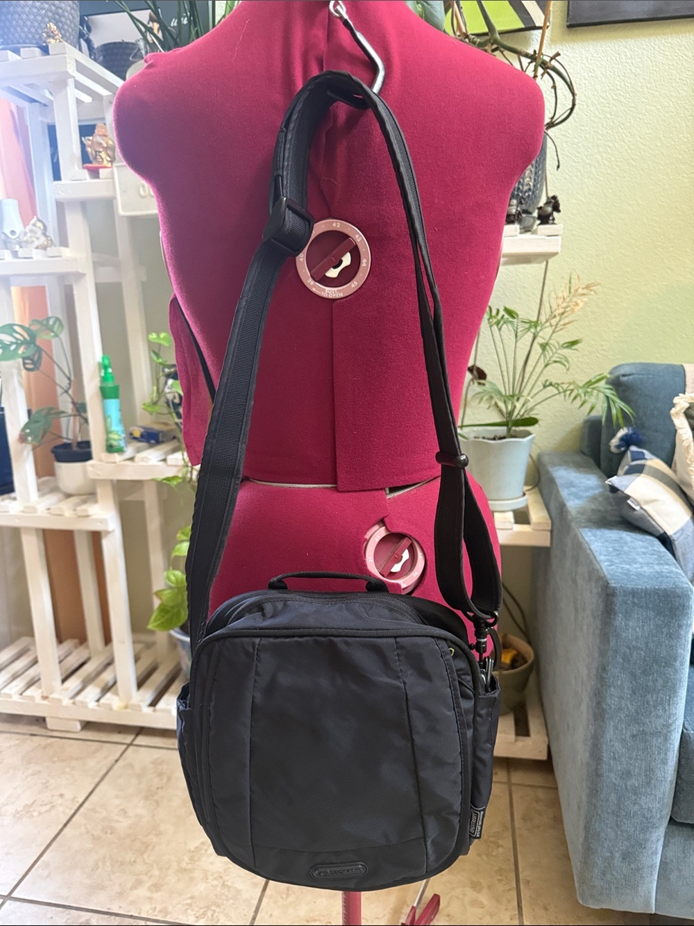 Pacsafe Metrosafe 200 GII Anti-Theft Shoulder/rossbody/Travel bag